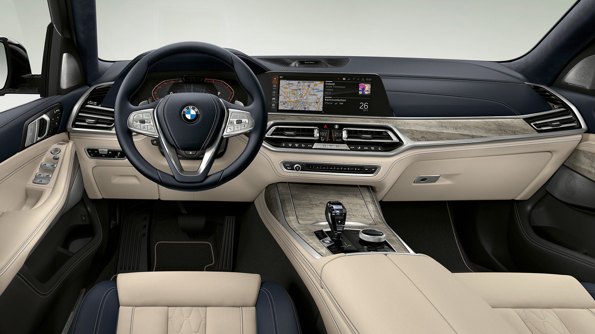 Førerplassen i BMW X7 med Pure Excellence-design Nærbilde av førerplassen i BMW X7 med Pure Excellence-design sett forfra