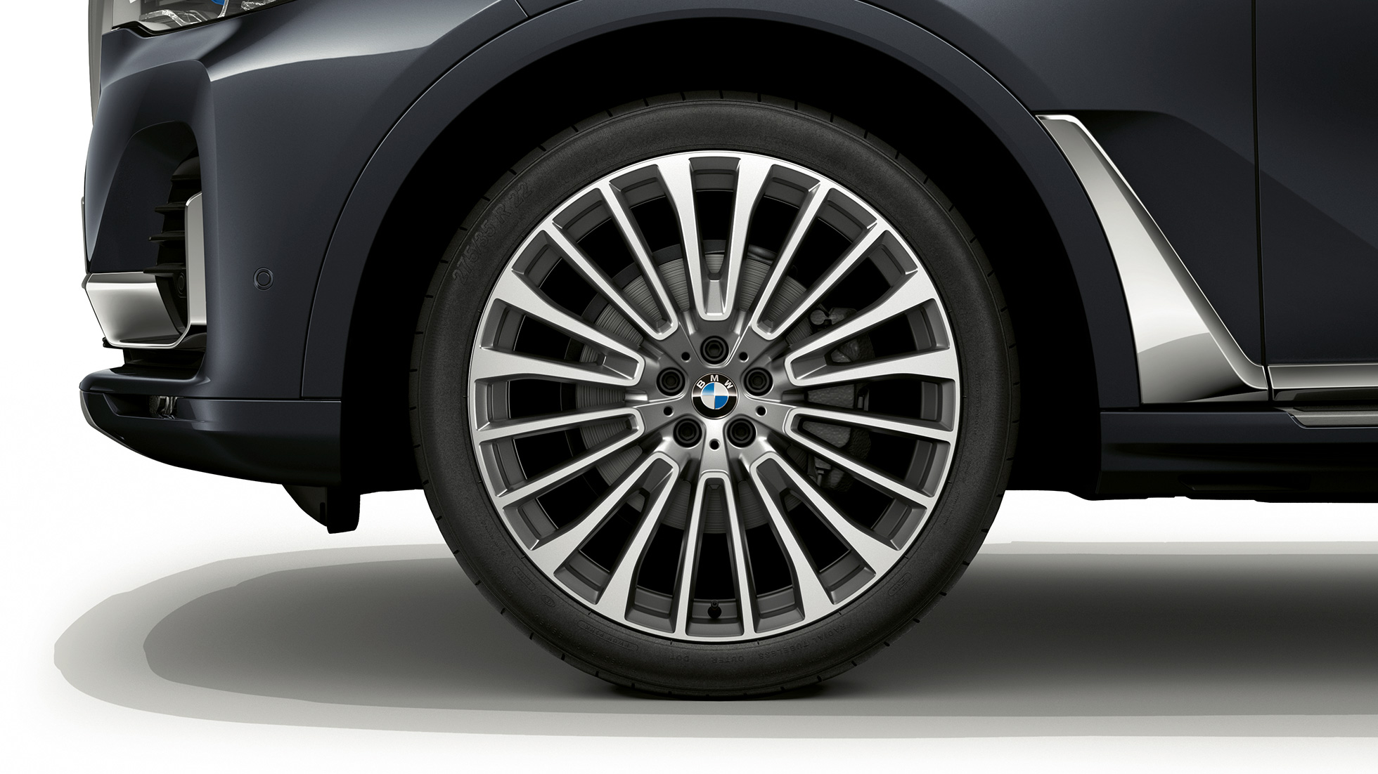 Lettmetallfelg på BMW X7 med Pure Excellence-design Nærbilde av lettmetallfelg på BMW X7 med Pure Excellence-design
