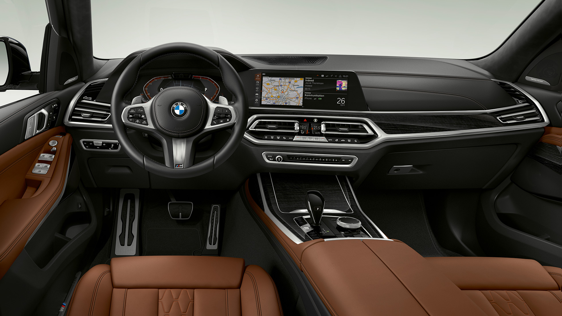 Førerplassen i BMW X7 med M Sportspakke Nærbilde av førerplassen i BMW X7 med M Sportspakke sett forfra