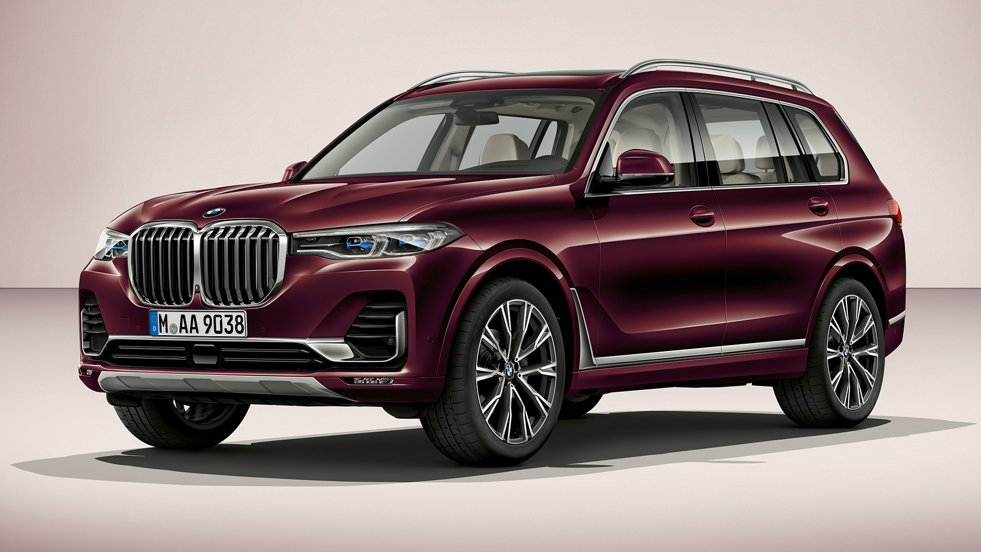 BMW Individual X7 xDrive 40i BMW Individual X7 40i xDrive40i sett skrått forfra i studio