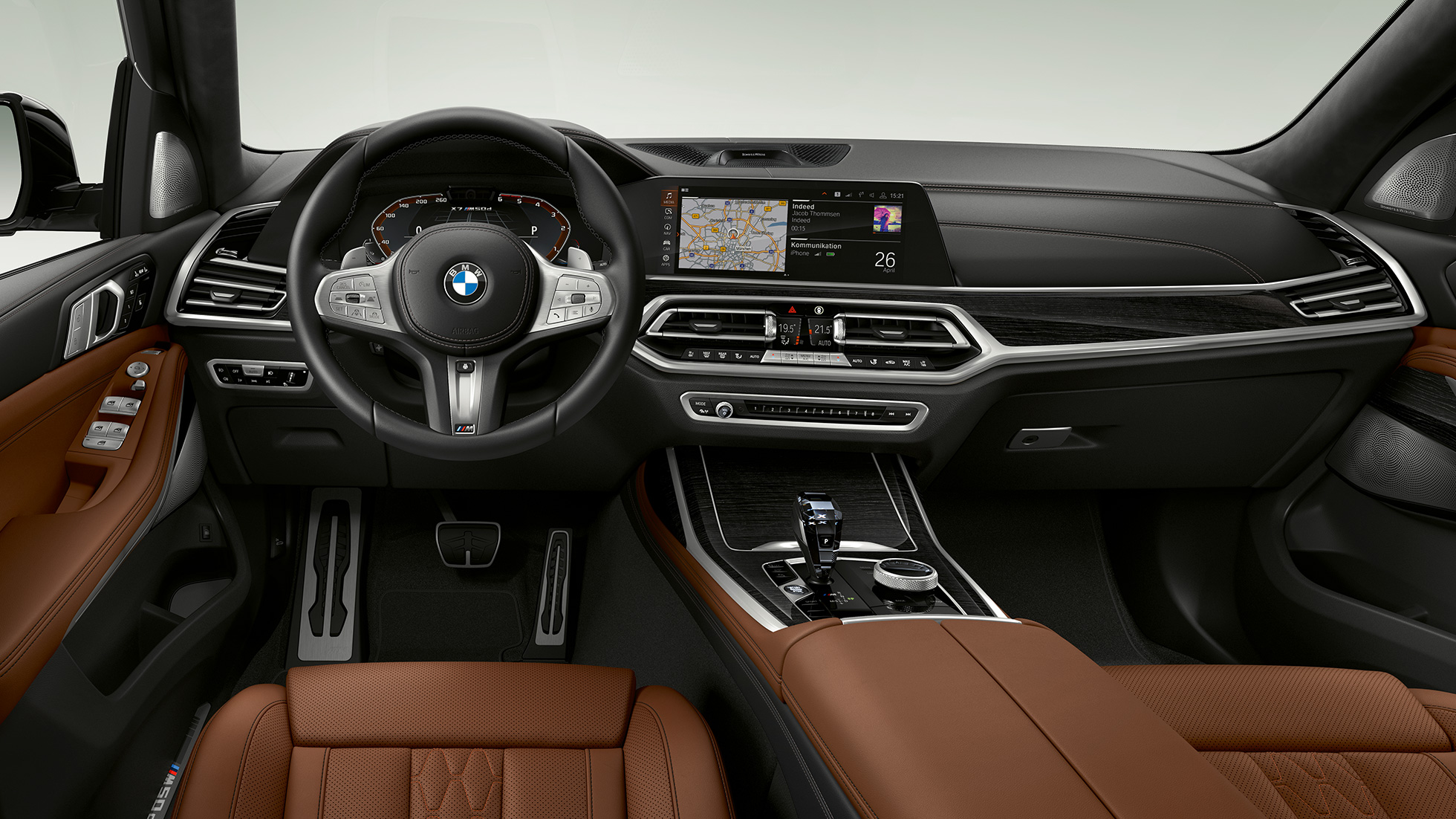 Førerplassen i BMW X7 M50d Nærbilde av førerplassen i BMW X7 M50d sett forfra