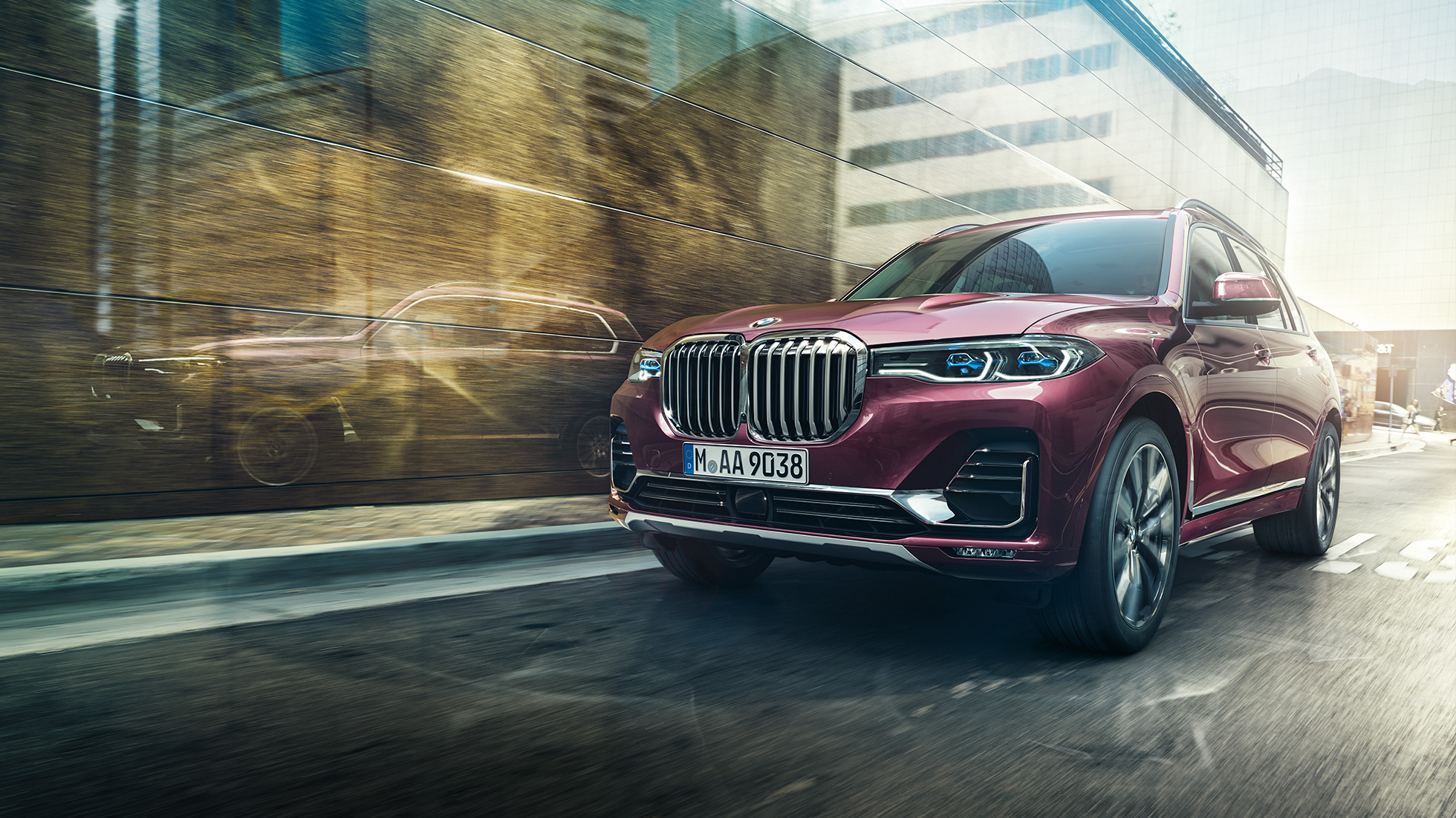 BMW Individual X7 xDrive 40i sett skrått forfra BMW X7 i ametrin metalliclakk i fart sett skrått forfra