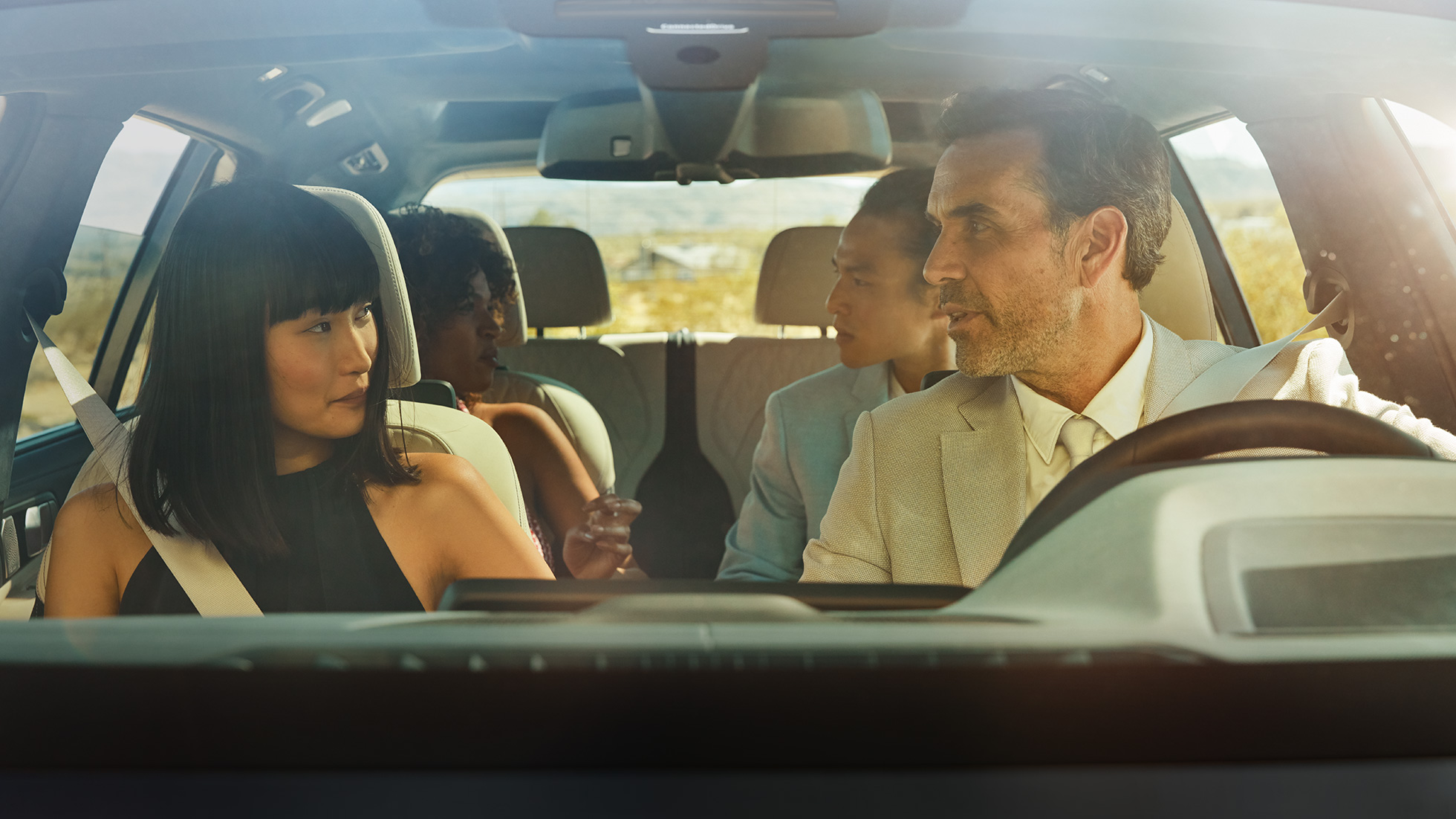 BMW Gesture Control En mann og en kvinne sitter i bilen, kvinnen bruker Gesture Control