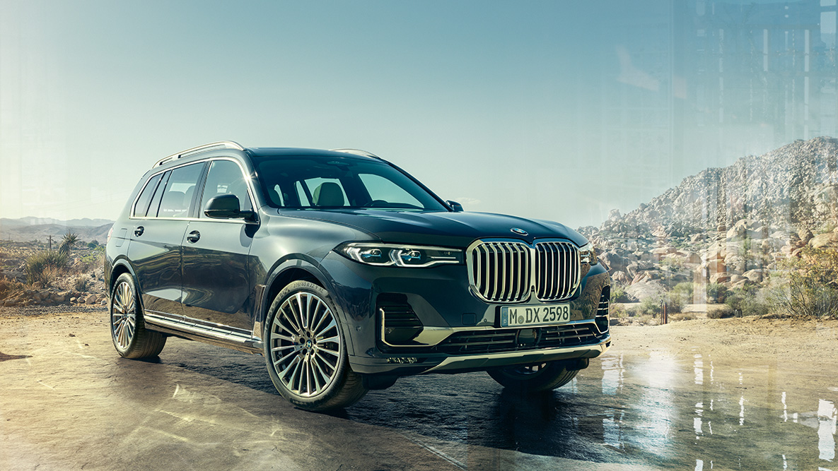 Utvendig design, BMW X7 sett skrått forfra Utvendig design, BMW X7 sett skrått forfra i ørkenlandskap
