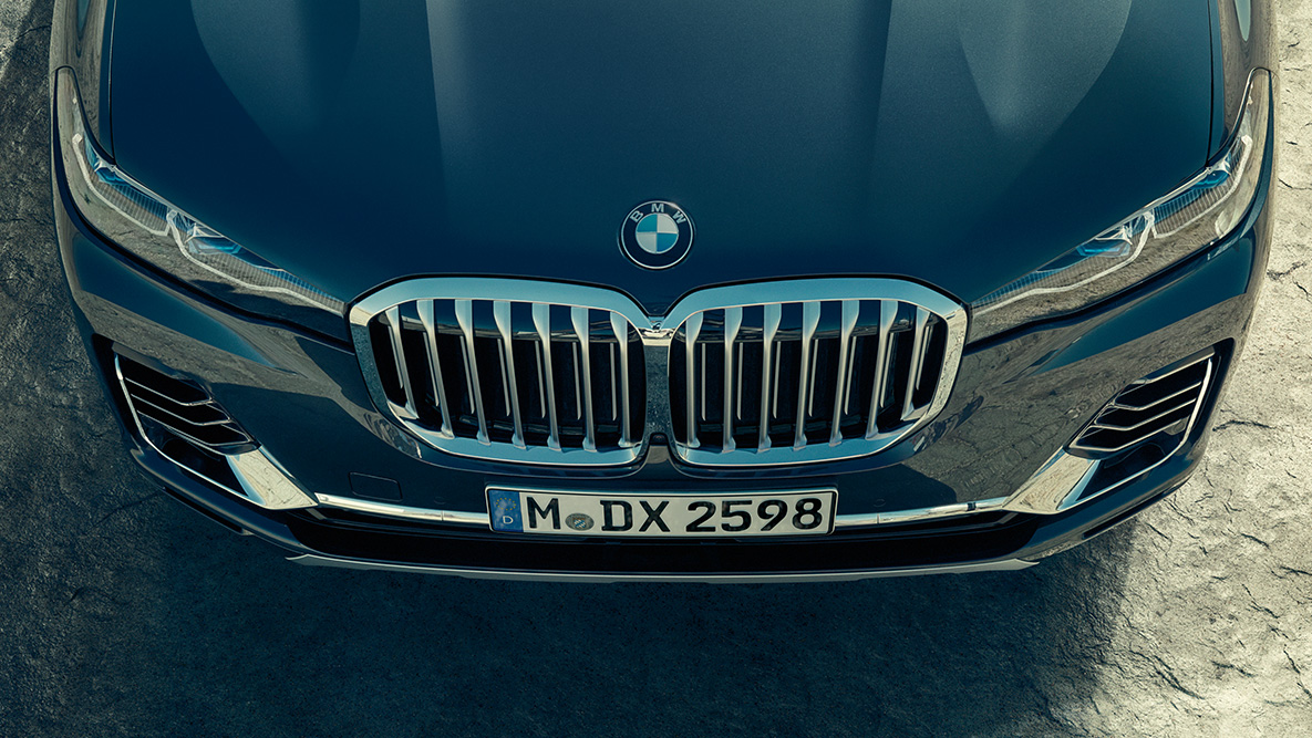 Nyregrillen på BMW X7 Fronten på BMW X7 med BMW-grill sett ovenfra