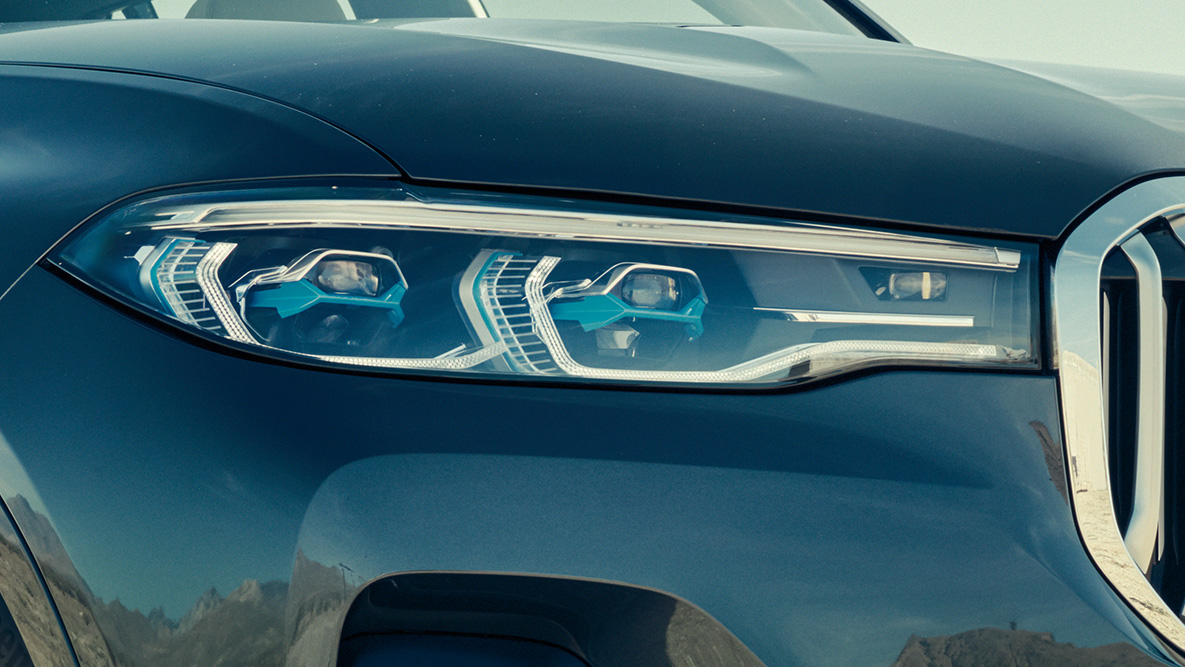 BMW laserlys Nærbilde av fronten på BMW X7 med BMW laserlys sett skrått forfra