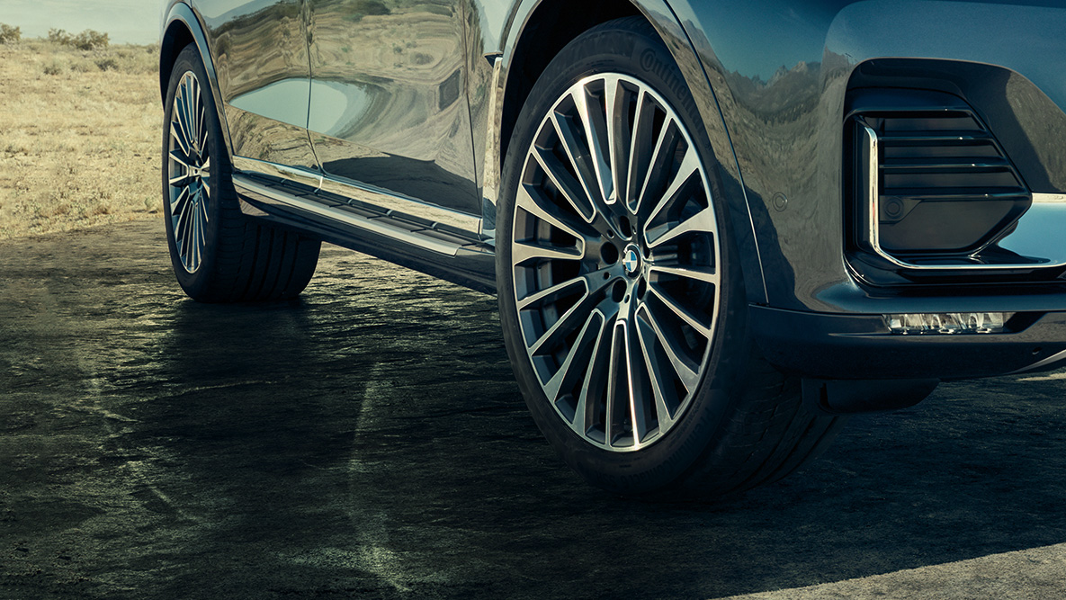 22" lettmetallfelger Fronten på BMW X7 sett skrått forfra med fokus på 22" lettmetallfelger