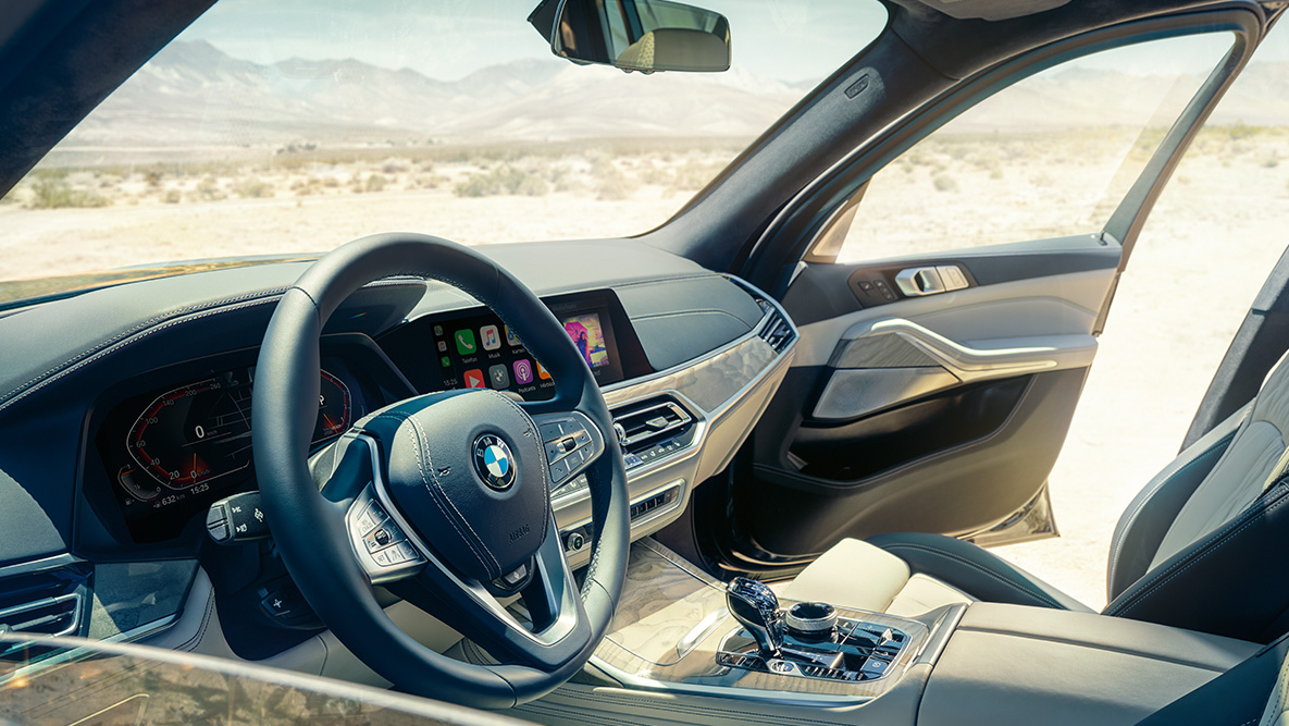 Innvendig design i BMW X7 Innvendig design med ratt, kombiinstrument og forseter med skinntrekk i BMW X7 sett utenfra
