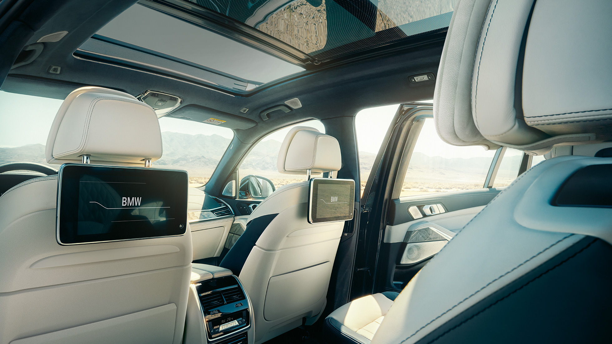 Innvendig design i BMW X7 Kupeen i BMW X7 sett fra tredje seterad