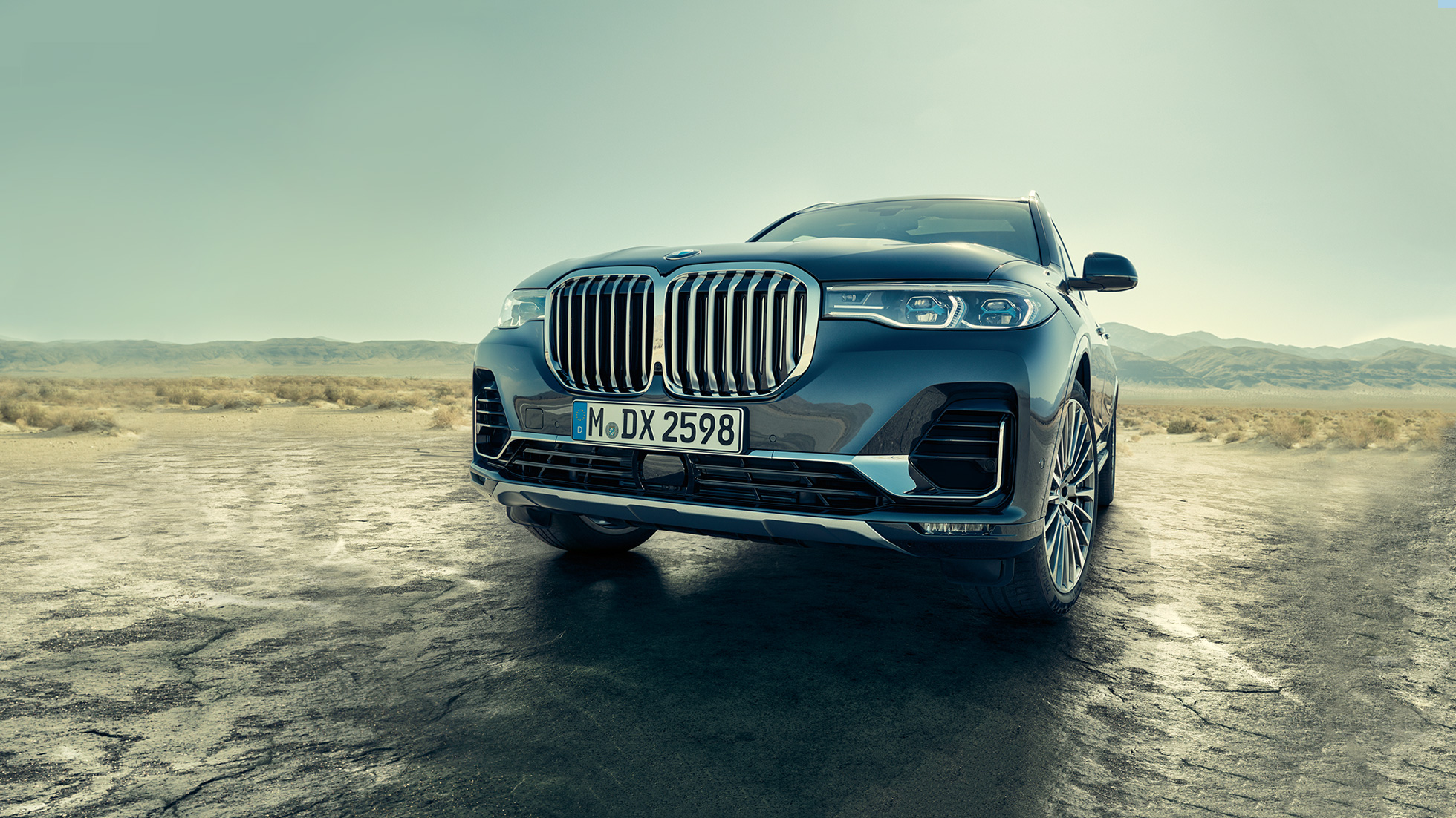 Utvendig design, BMW X7 sett skrått nedenfra Utvendig design, fronten på BMW X7 sett skrått nedenfra