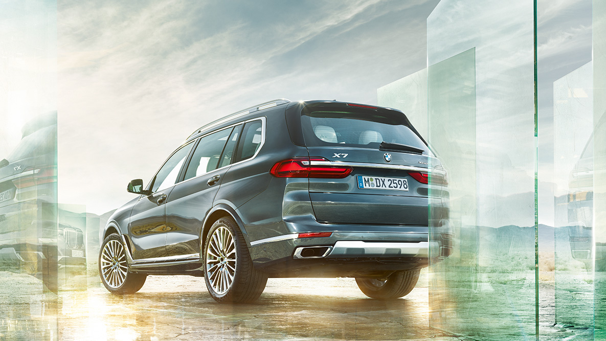Kjørekomfort og -dynamikk i BMW X7 BMW X7 sett skrått bakfra foran abstrakt bakgrunn