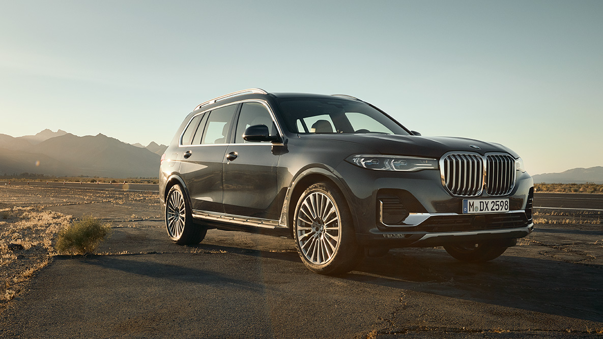 Executive Drive Pro BMW X7 med Executive Drive Pro sett skrått forfra med ørken i bakgrunnen