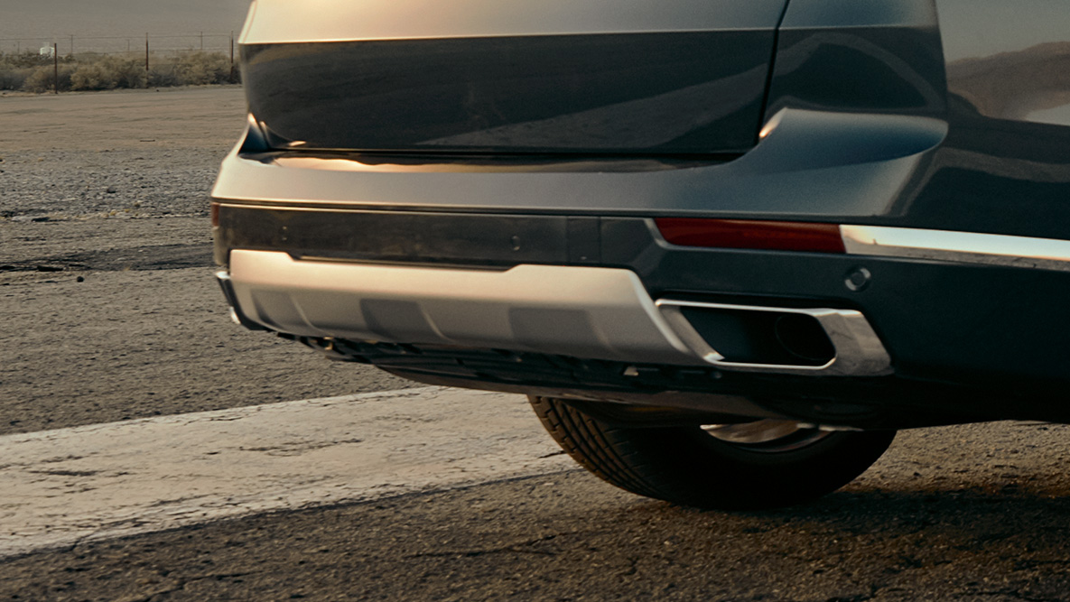 M sportseksosanlegg Nærbilde av hekken på BMW X7 med fokus på M sportseksosanlegg