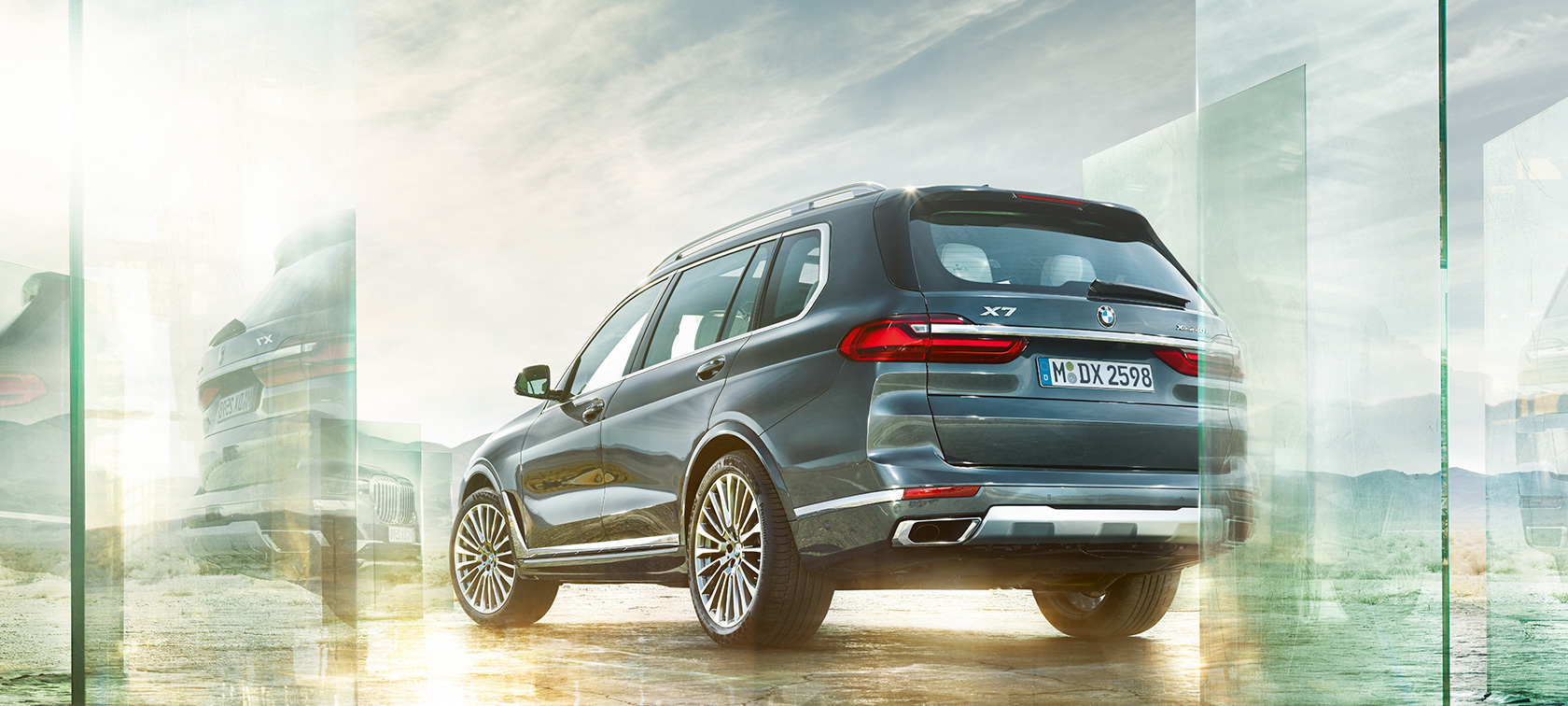 BMW X7 sett skrått bakfra BMW X7 i antikkgrå, sett skrått bakfra i ørkenlandskap, G07 2019