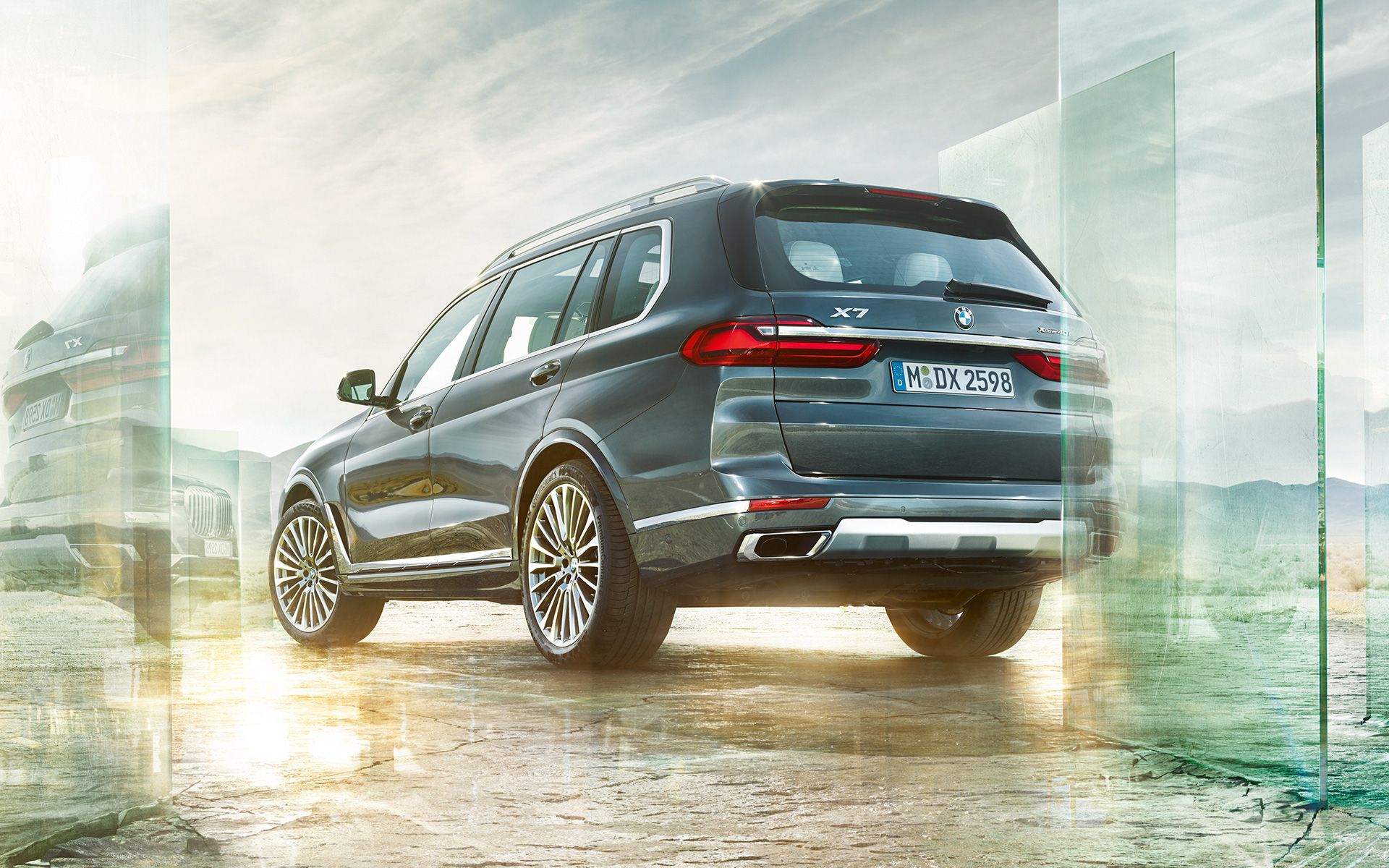 BMW X7 G07 2019 sett skrått bakfra i froskeperspektiv BMW X7 G07 2019 sett skrått bakfra i froskeperspektiv