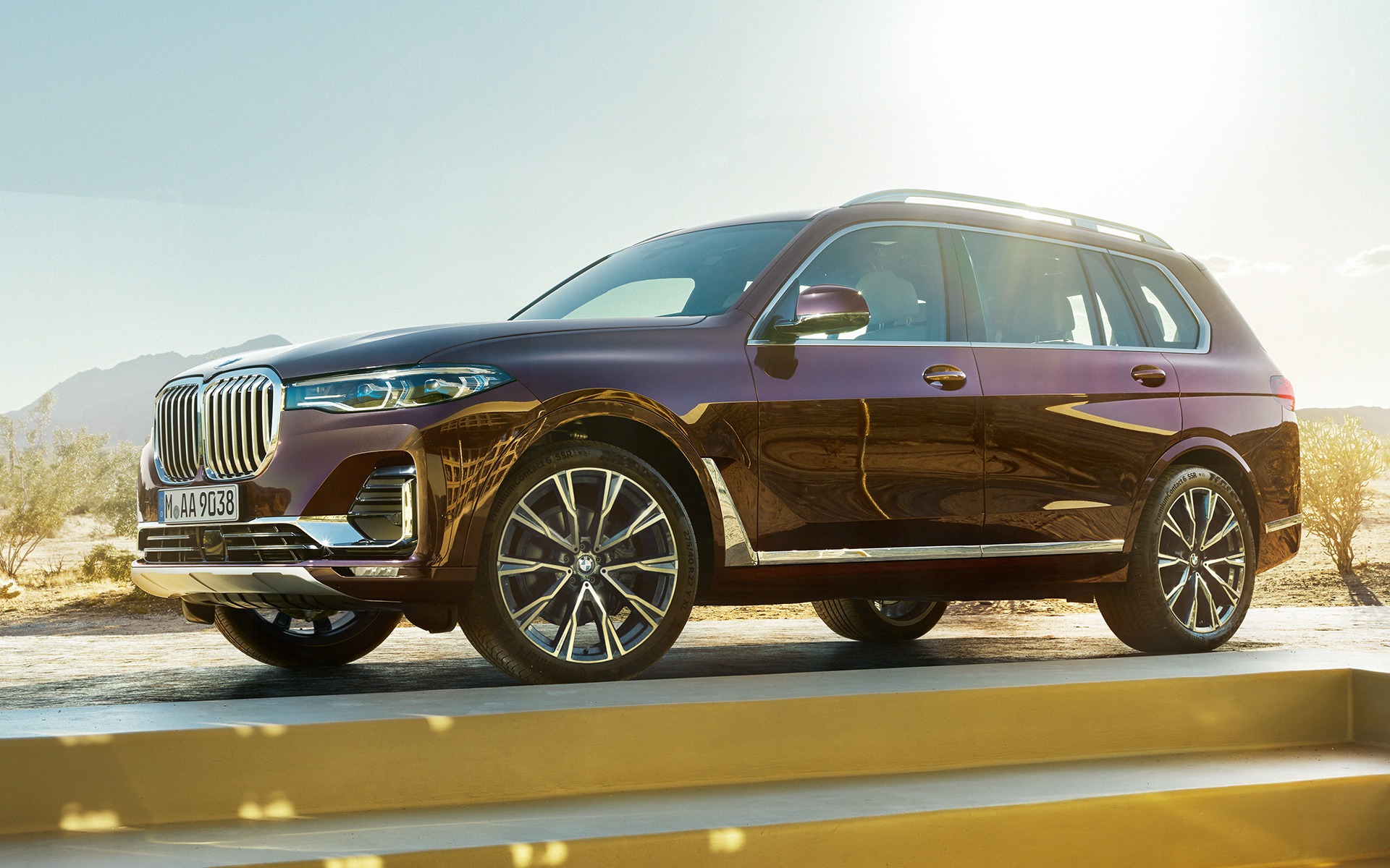 BMW X7 Individual xDrive40i G07 2018 ametrin metallic sett fra siden stående i ørkenlandskap BMW X7 Individual xDrive40i G07 2018 ametrin metallic sett fra siden stående i ørkenlandskap