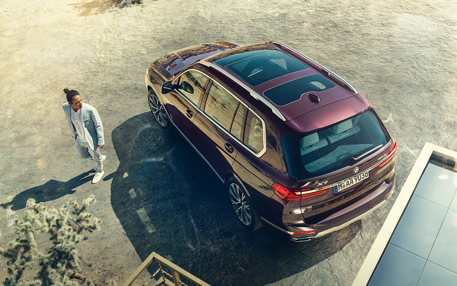 BMW X7 Individual xDrive40i G07 2018 ametrin metallic sett i fugleperspektiv med modell BMW X7 Individual xDrive40i G07 2018 ametrin metallic sett i fugleperspektiv med modell