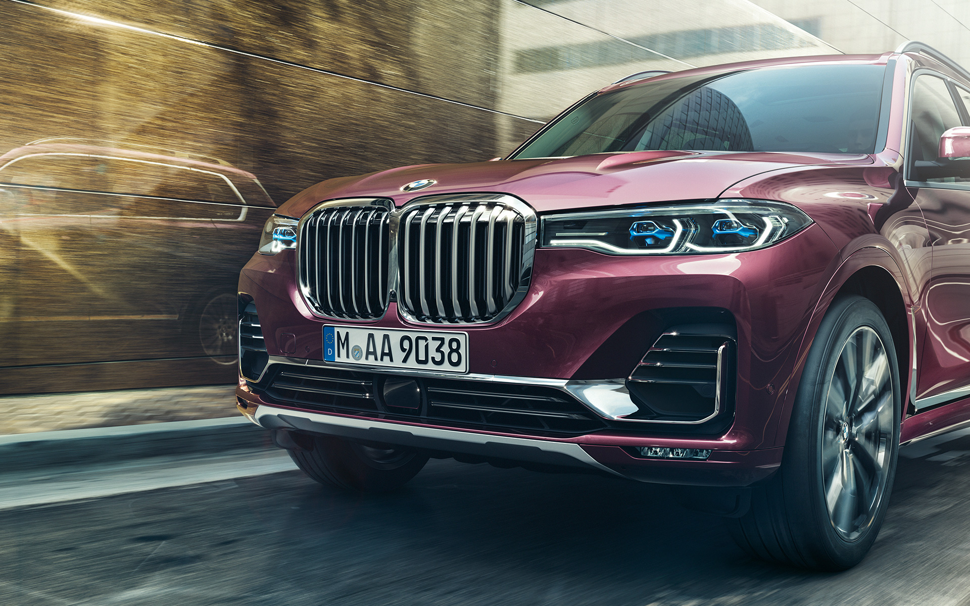 BMW X7 Individual xDrive40i G07 2018 ametrin metallic sett skrått forfra kjørende BMW X7 Individual xDrive40i G07 2018 ametrin metallic sett skrått forfra kjørende