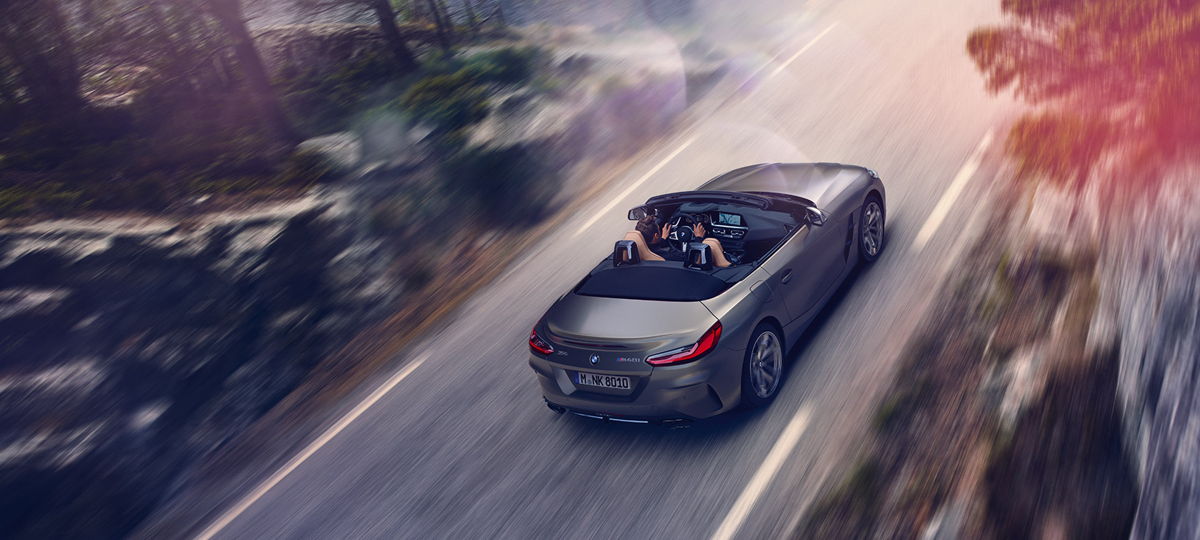 Grå BMW Z4 Roadster sett ovenfra Grå BMW Z4 Roadster i fart sett ovenfra