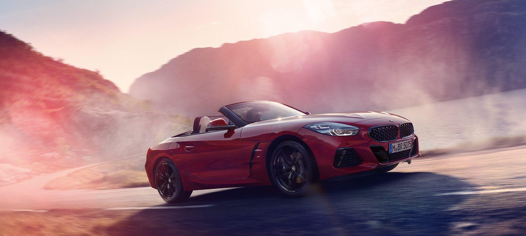 BMW Z4 Roadster i bevegelse BMW Z4 Roadster kjører opp en bakke