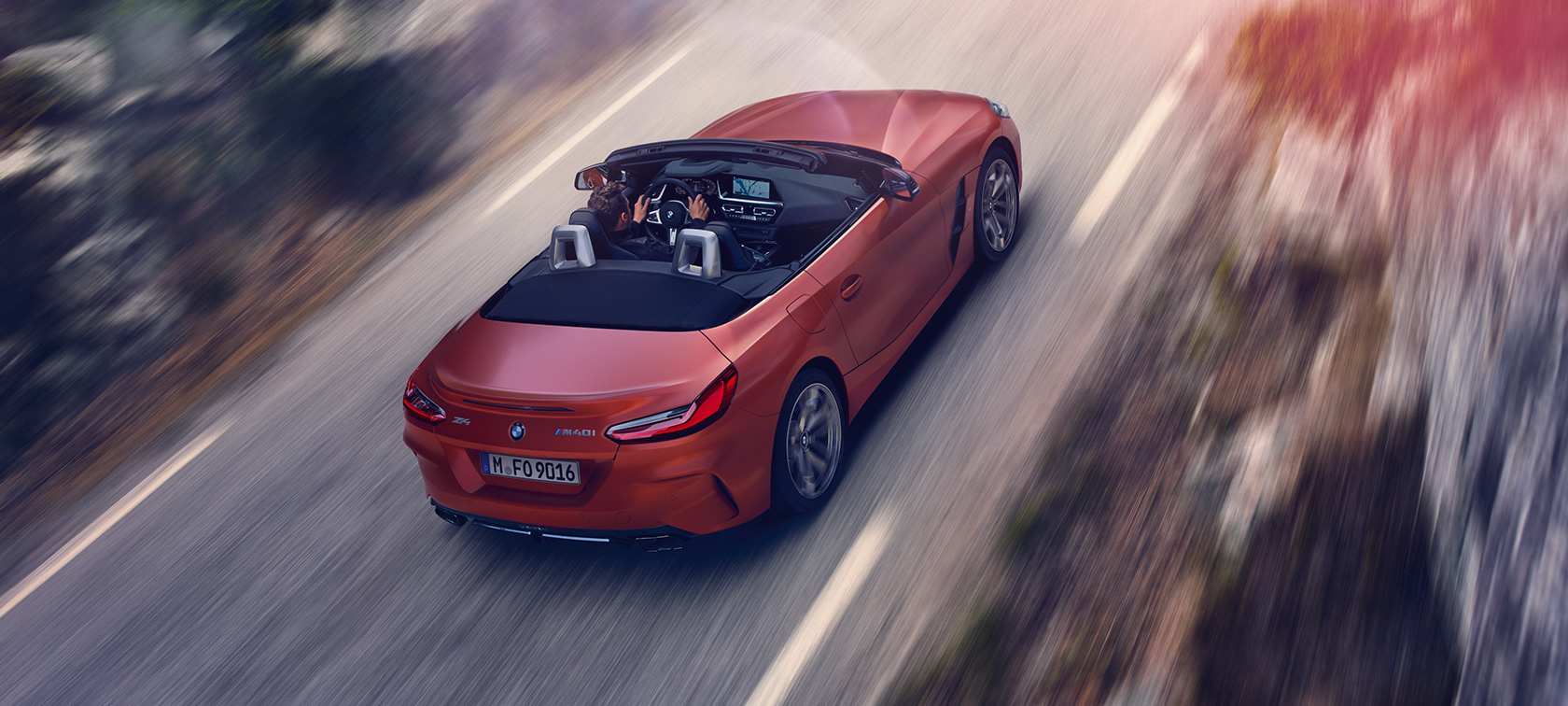 BMW Z4 Roadster (G29) sett skrått bakfra i fugleperspektiv kjørende BMW Z4 Roadster (G29) sett skrått bakfra i fugleperspektiv kjørende