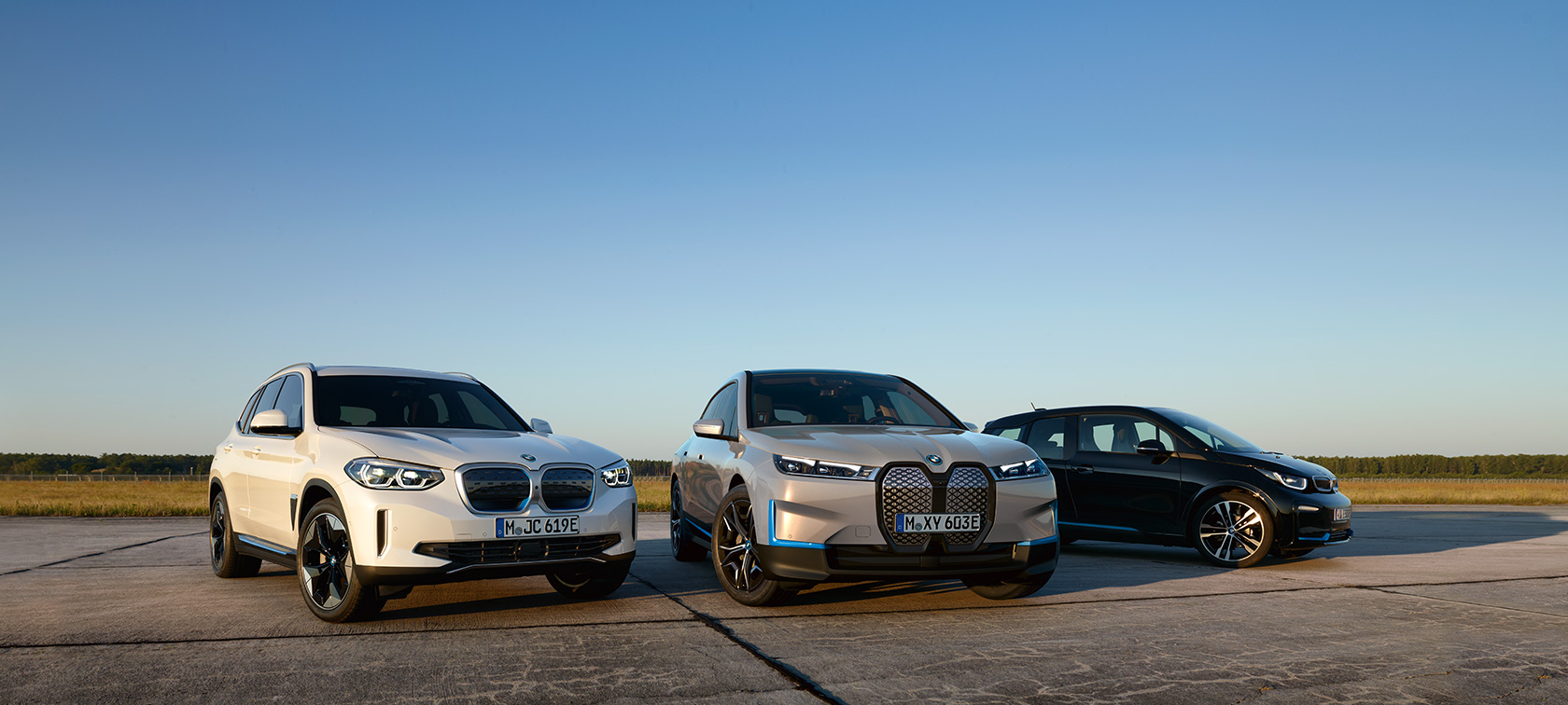 BMW elbiler sett skrått fra siden i fugleperspektiv BMW i-modeller BMW elbiler sett skrått fra siden i fugleperspektiv