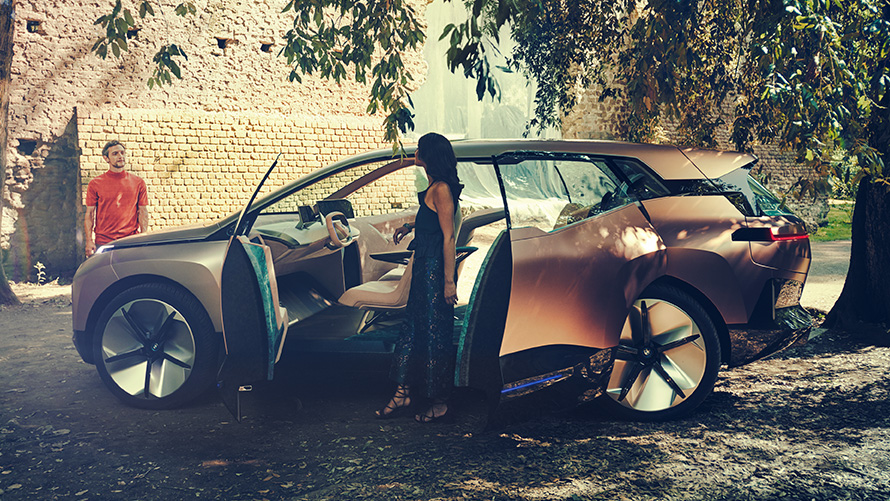 BMW Vision iNEXT fra siden BMW Vision iNEXT fra siden med kvinne ved åpen dør og mann i bakgrunnen