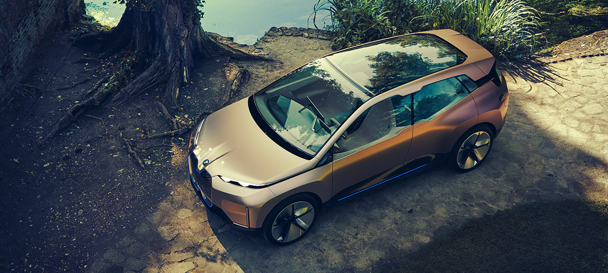 BMW Vision iNEXT sett ovenfra BMW Vision iNEXT sett ovenfra ved vannet med tre