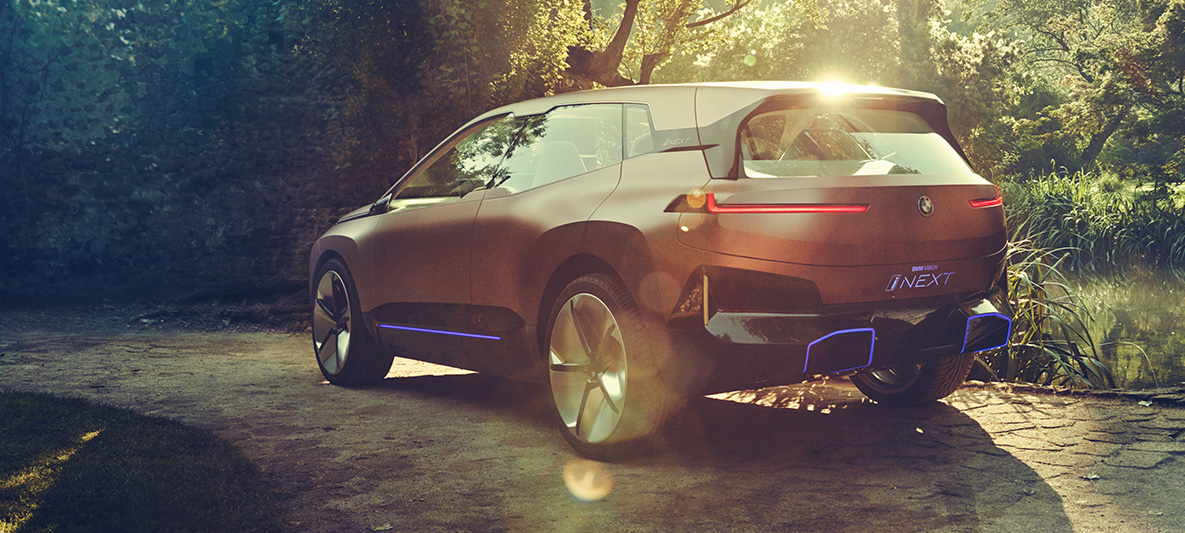 BMW Vision iNEXT sett bakfra BMW Vision iNEXT sett bakfra i solen på en lysning