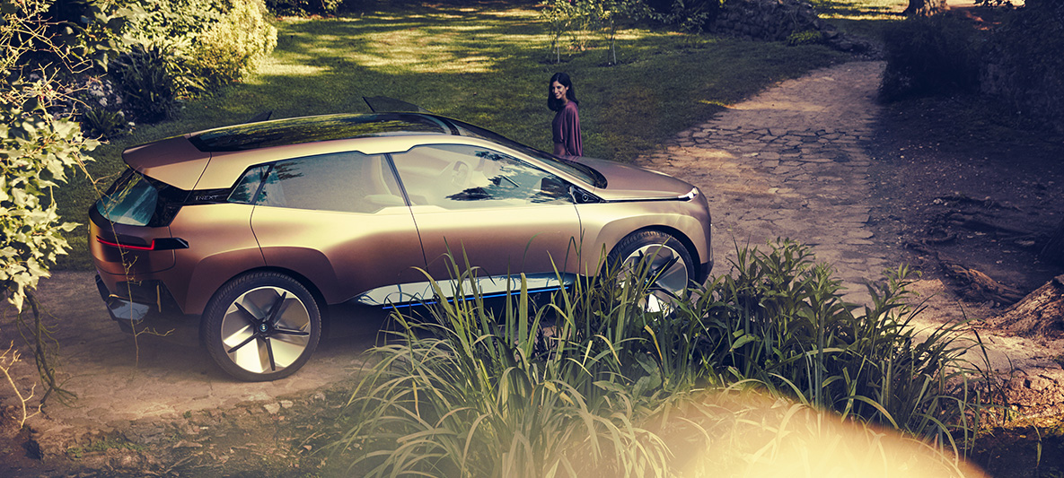 BMW Vision iNEXT sett fra siden BMW Vision iNEXT sett fra siden i parken ved veikryss