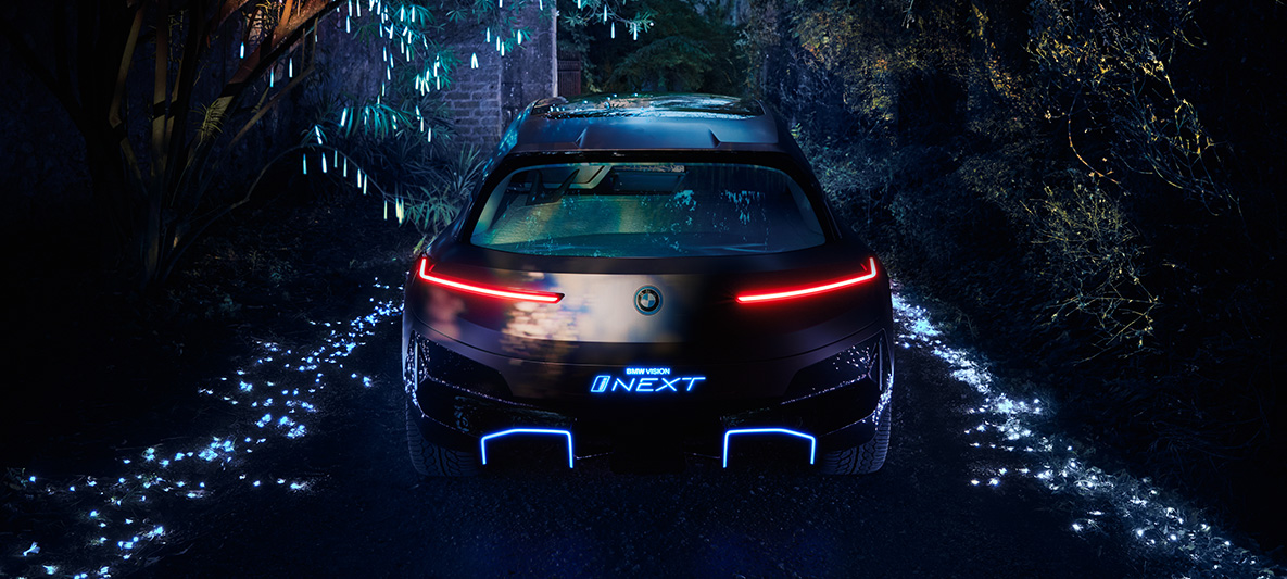 BMW Vision iNEXT sett bakfra BMW Vision iNEXT sett bakfra i mørket med røde baklykter
