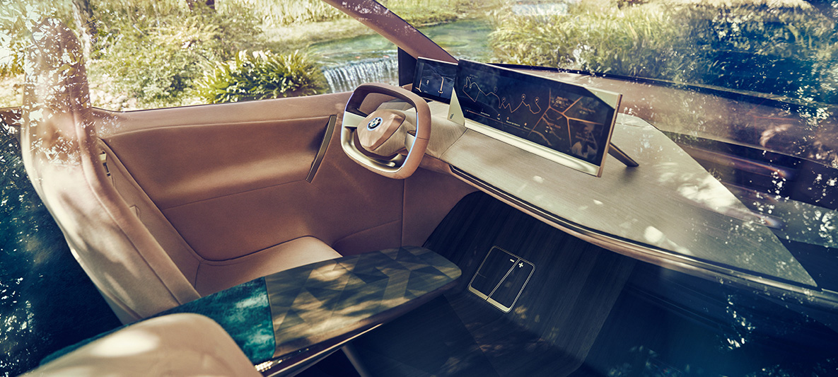 Bilde av kupeen i BMW Vision iNEXT Bilde av førerplassen og bordet i BMW Vision iNEXT