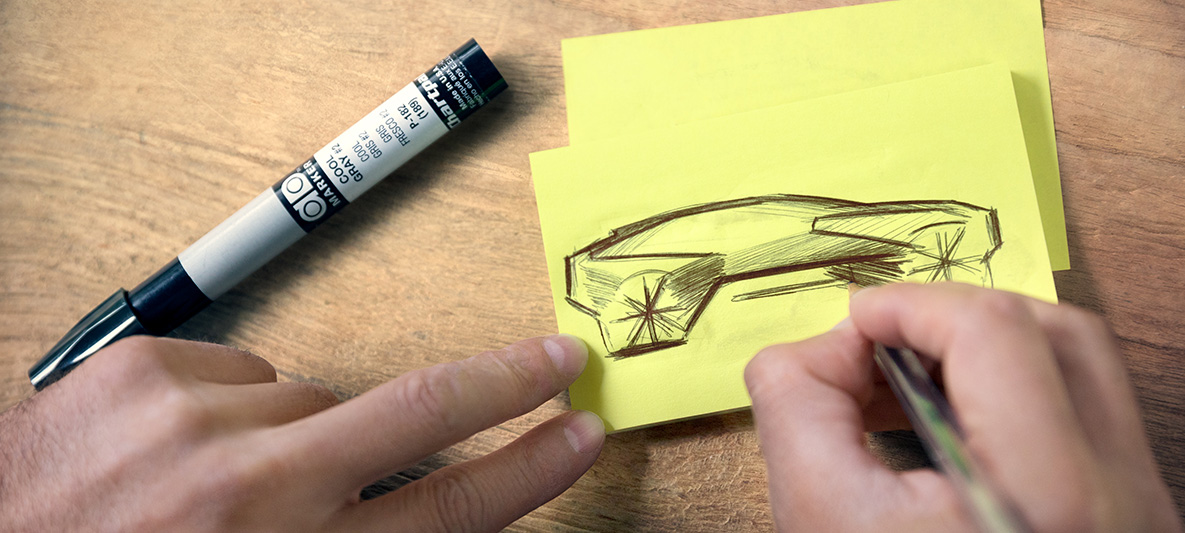 Skisse av BMW Vision iNEXT Hender tegner skisse av BMW Vision iNEXT på notislapp