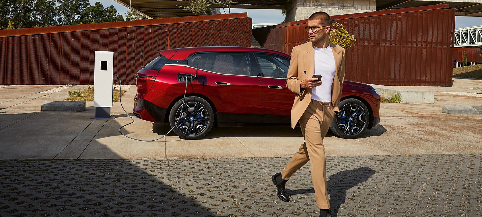 BMW iX publik laddning BMW iX publik laddning