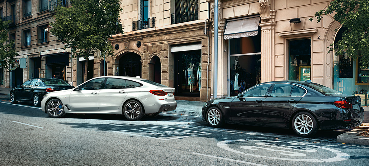 BMW Maps Connected Parking BMW Maps Connected Parking BMW 6-serie Gran Turismo i hvitt under parkering