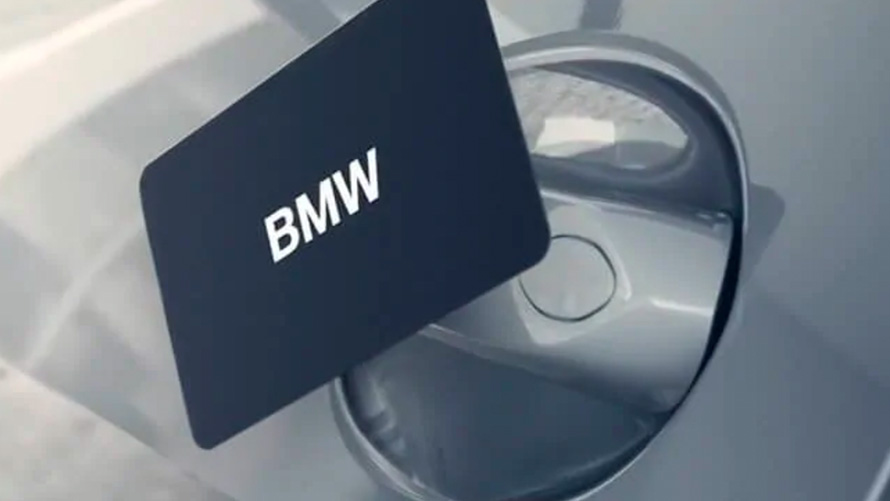 BMW KeyCard Mann åpner sin BMW med BMW KeyCard som digital nøkkel