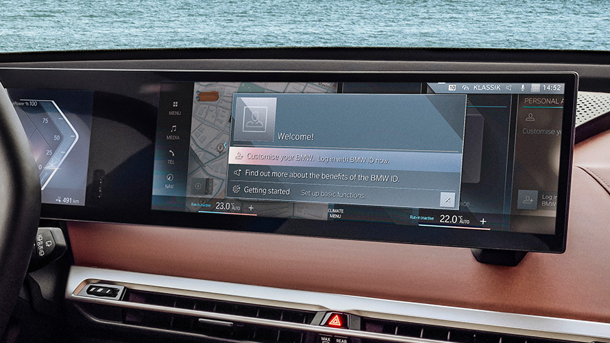 BMW Curved Display med velkomstmelding og innstilling for personlig BMW ID BMW Curved Display med velkomstmelding og innstillingsmeny for personlig BMW ID