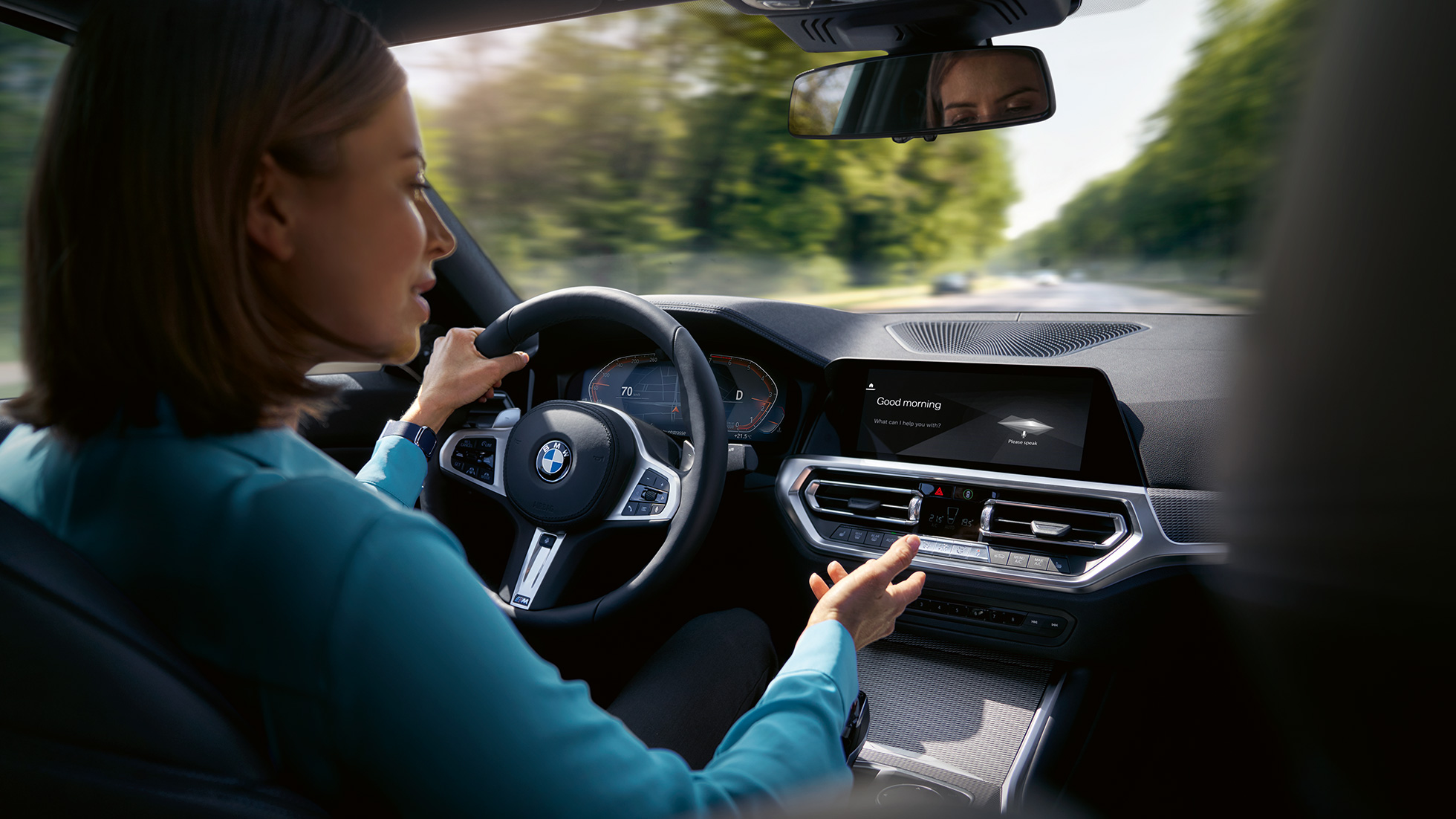 Kvinne bruker Intelligent Personal Assistant i hennes BMW Kvinne bruker Intelligent Personal Assistant fra BMW ConnectedDrive i hennes BMW