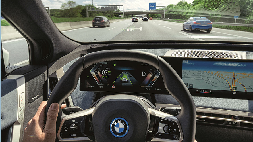 Utsikt mot motorvei fra en BMW Utsikt mot motorvei fra en BMW førerplass
