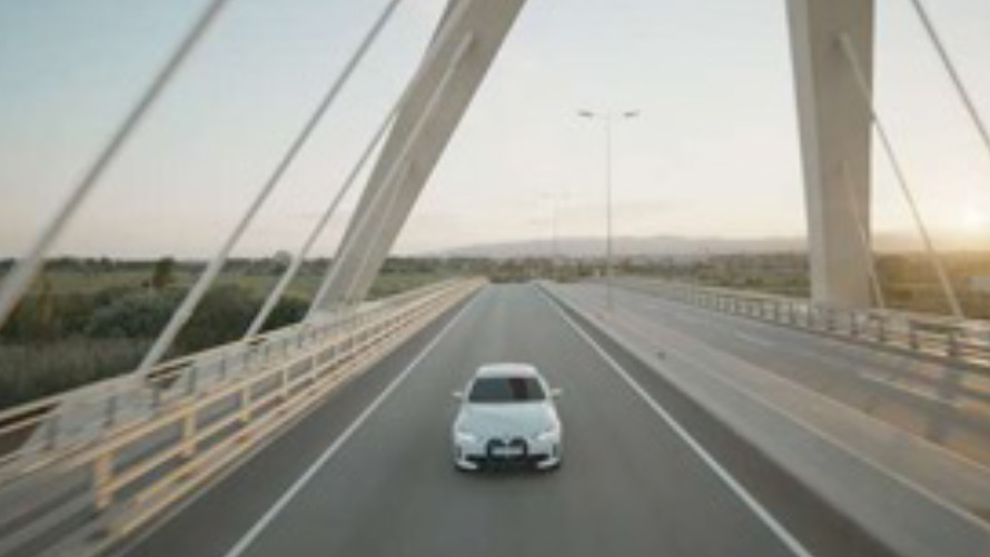 BMW IconicSounds Electric BMW på bro BMW IconicSounds Electric BMW kjører på bro