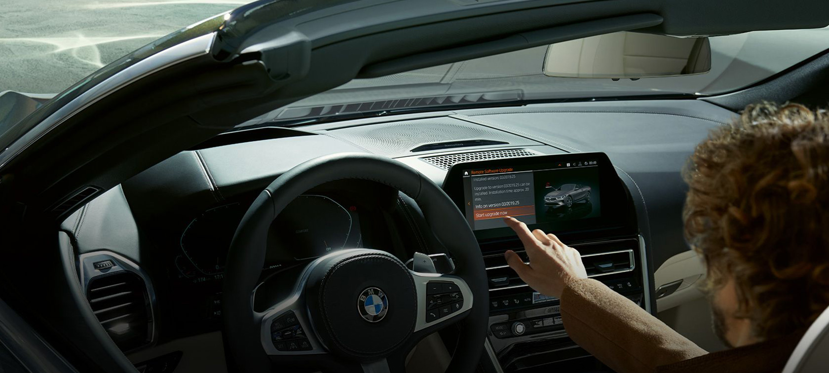 BMW Remote Software Upgrade Mann sitter i BMW og starter BMW Remote Software Upgrade