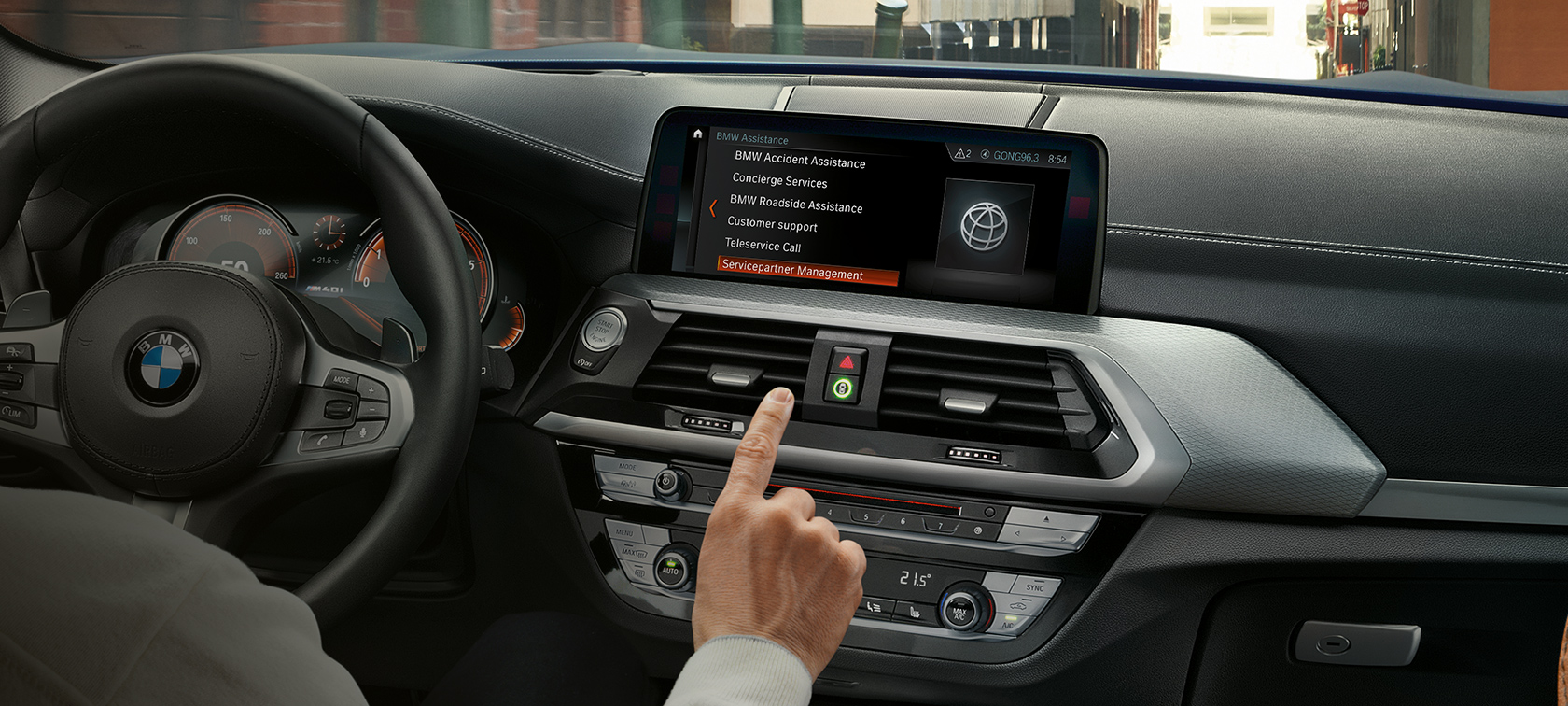 Kontrolldisplay i kupeen til en BMW. Kupeen til en BMW med et anrop på kontrolldisplayet