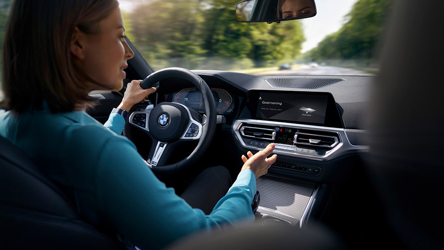 BMW Intelligent Personal Assistant, BMW Car Expert Kvinne kjører en BMW og bruker Car Expert