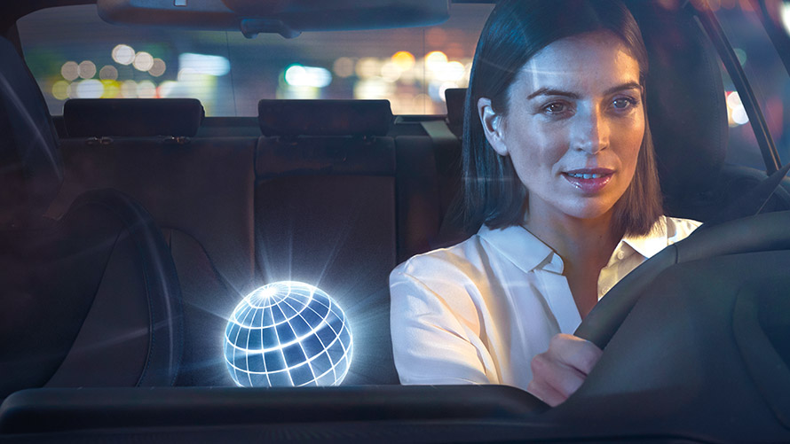 BMW Intelligent Personal Assistant, naturlig interaksjon Kvinne kjører en BMW i mørket