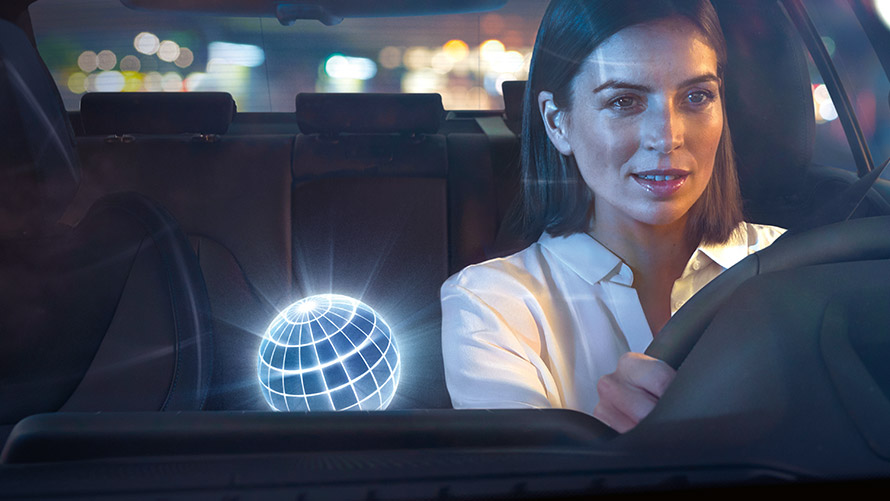 BMW Intelligent Personal Assistant Kvinne kjører en BMW i mørket