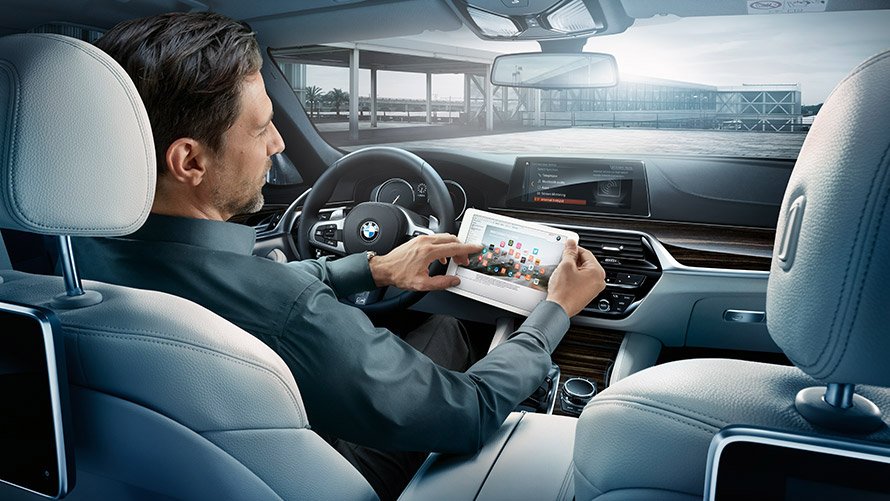 WiFi-hotspot En mann bruker WiFI-hotspot i sin BMW