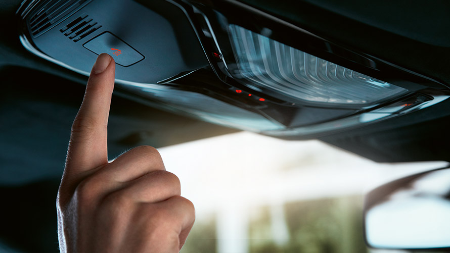 Intelligent nødanrop Intelligent nødanrop-tast i taket i en BMW