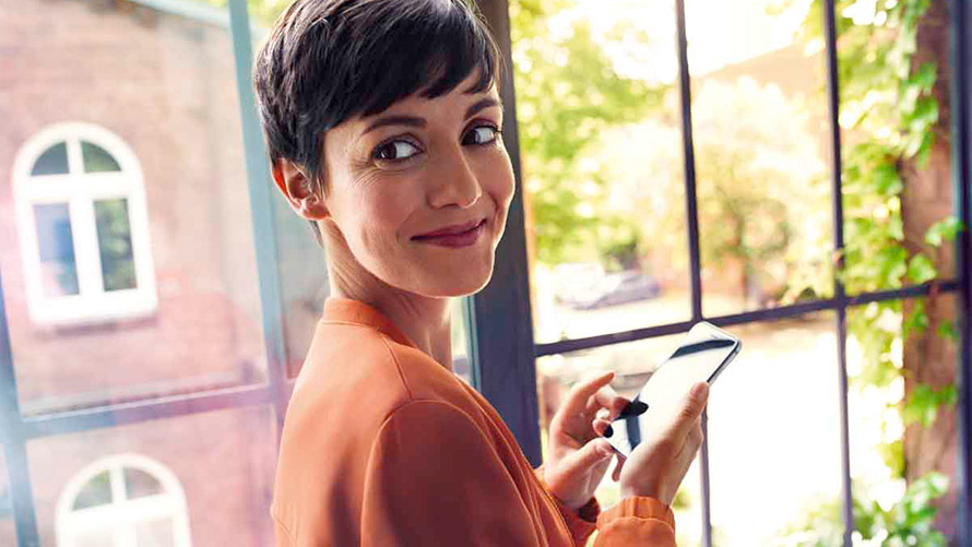 Connected-navigasjon En kvinne bruker Connected-navigasjon på smarttelefonen