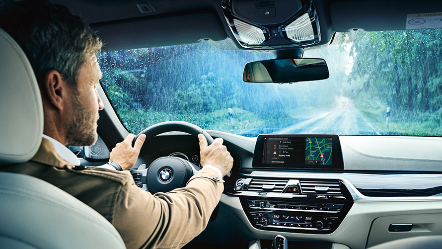 RTTI (trafikkinformasjon i sanntid) En mann bruker trafikkinformasjon i sanntid på skjermen i sin BMW