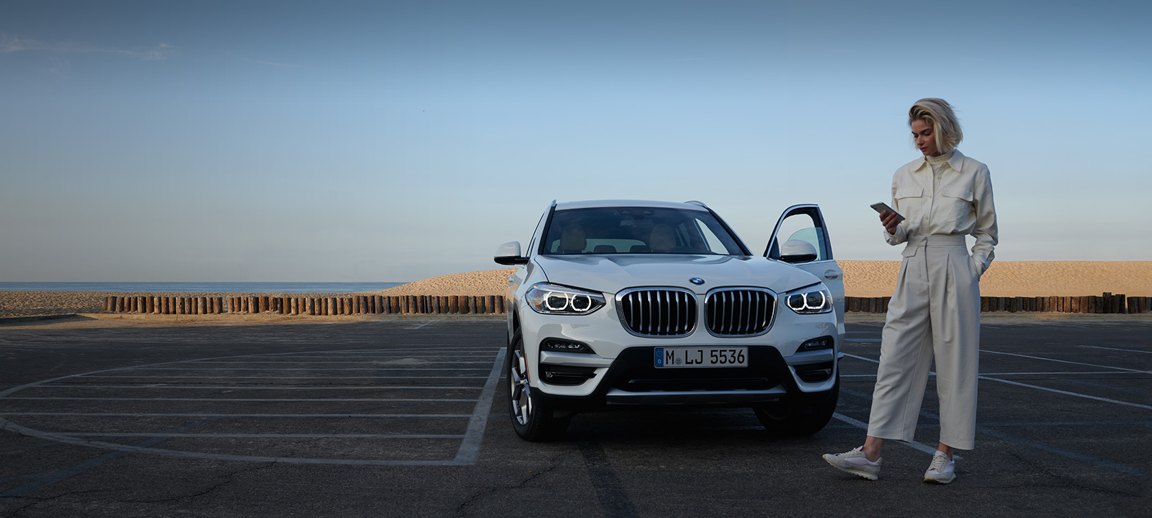 My BMW App Kvinne med smarttelefon My BMW App Kvinne med smarttelefon